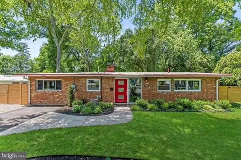 2902 Meadow View Rd, Falls Church, VA 22042