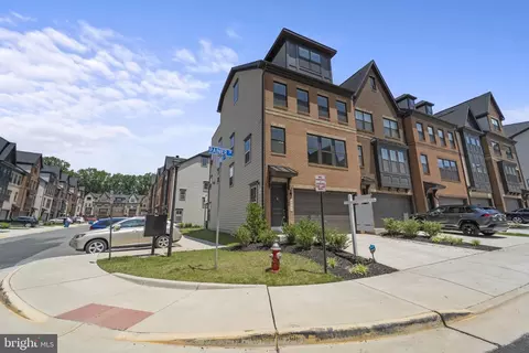 3884 Rainier Dr, Fairfax, VA 22033