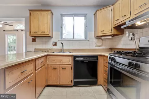 8801 Trafalgar Ct, Springfield, VA 22151 photo 9