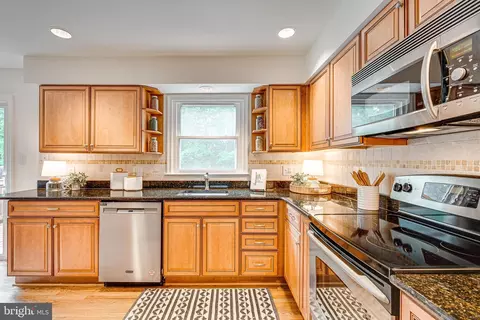 9048 Armendown Dr, Springfield, VA 22152 photo 11