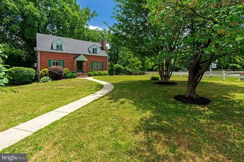 6709 Hallwood Ave, Falls Church, VA 22046