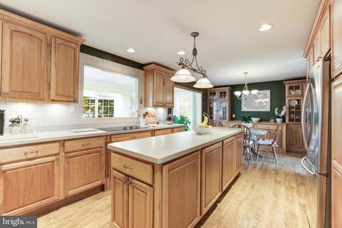 8104 Overton Ct, Springfield, VA 22153 photo 11