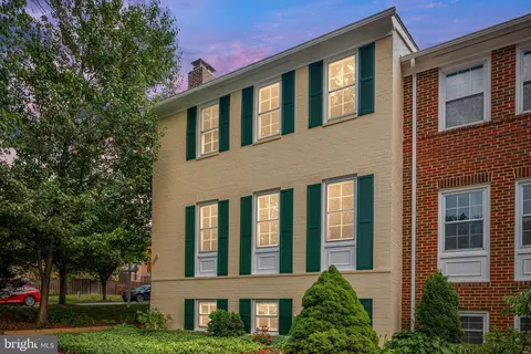 3350 Conquistador Ct, Annandale, VA 22003