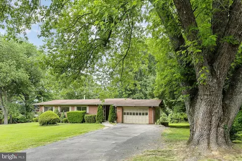 6540 Kerns Rd, Falls Church, VA 22044