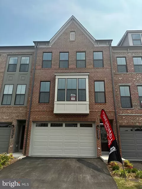 5237 Ridgeview Retreat Dr, Chantilly, VA 20151