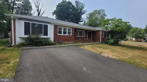 5204 Chippewa Pl, Alexandria, VA 22312