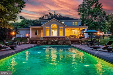 916 Holly Creek Dr, Great Falls, VA 22066