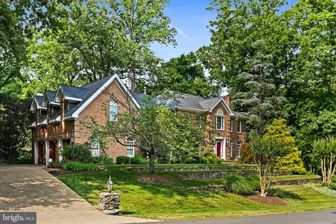 2700 Green Holly Springs Ct, Oakton, VA 22124