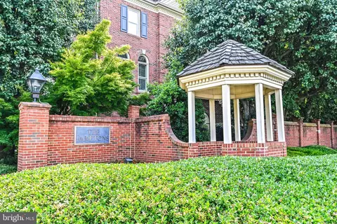 1469 Hampton Ridge Dr, Mclean, VA 22101 photo 2