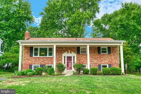 5422 Broadmoor St, Alexandria, VA 22315