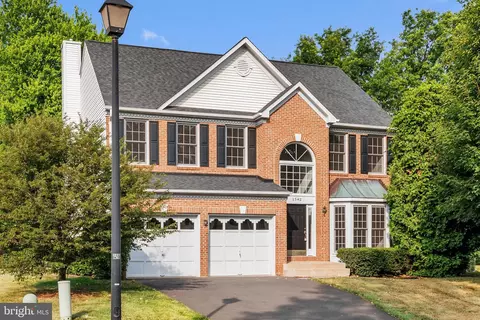 1542 Summerset Pl, Herndon, VA 20170