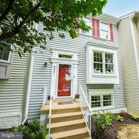 6907 Compton Ln, Centreville, VA 20121