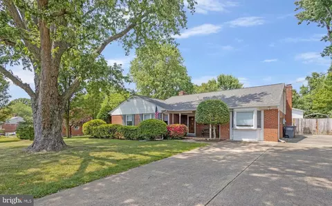6636 Cardinal Ln, Annandale, VA 22003