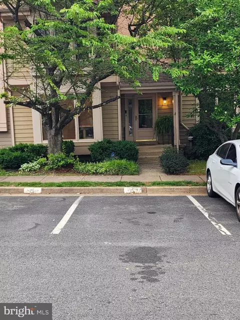 1041 Elder Ct, Herndon, VA 20170