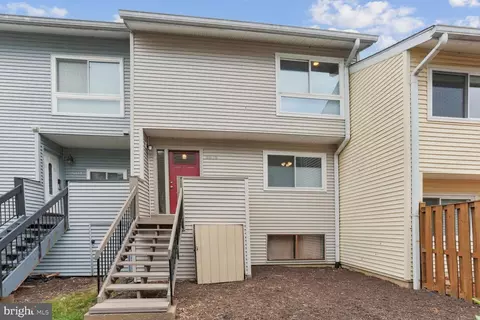 8616 Village Sq #15/8616, Alexandria, VA 22309
