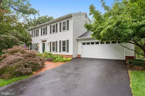 2722 Valestra Cir, Oakton, VA 22124