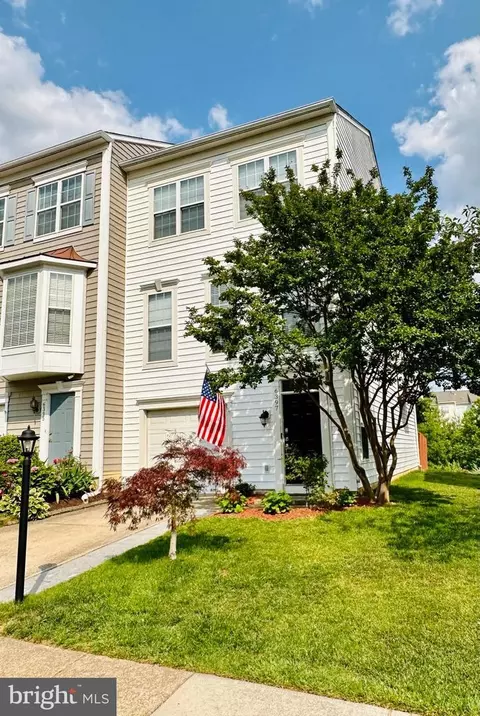 6397 Hawk View Ln, Alexandria, VA 22312