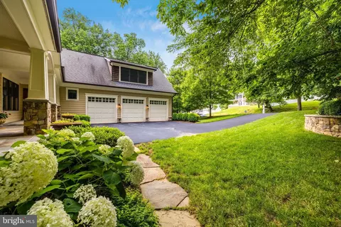 7906 Old Falls Rd, Mclean, VA 22102 photo 4