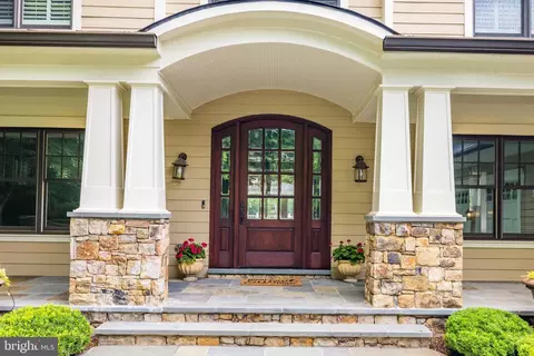 7906 Old Falls Rd, Mclean, VA 22102 photo 2
