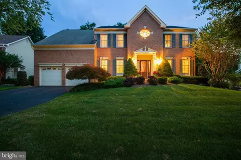 2922 Oak Shadow Dr, Herndon, VA 20171