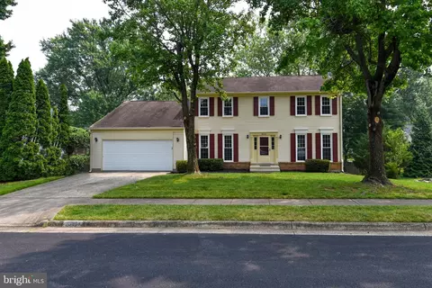 8615 Woodbine Ln, Annandale, VA 22003