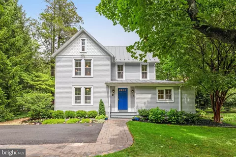 403 Creek Crossing Rd NE, Vienna, VA 22180