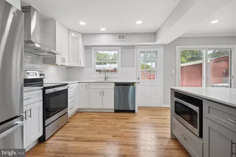 8302 Wickham Rd, Springfield, VA 22152 photo 3