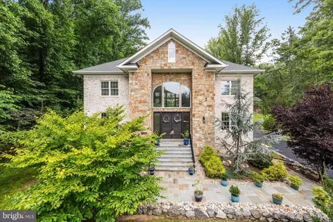 9006 Jeffery Rd, Great Falls, VA 22066