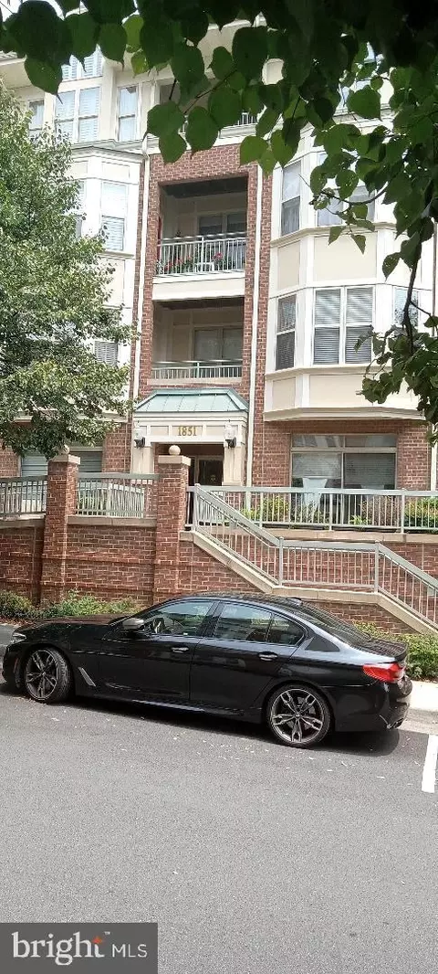 1851 Stratford Park Pl #106, Reston, VA 20190