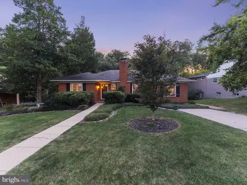 2302 Whitcomb Pl, Falls Church, VA 22046