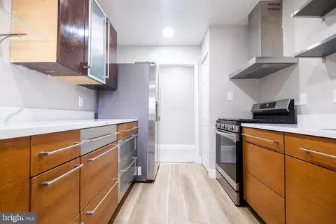 1933 Wilson Ln #202, Mclean, VA 22102