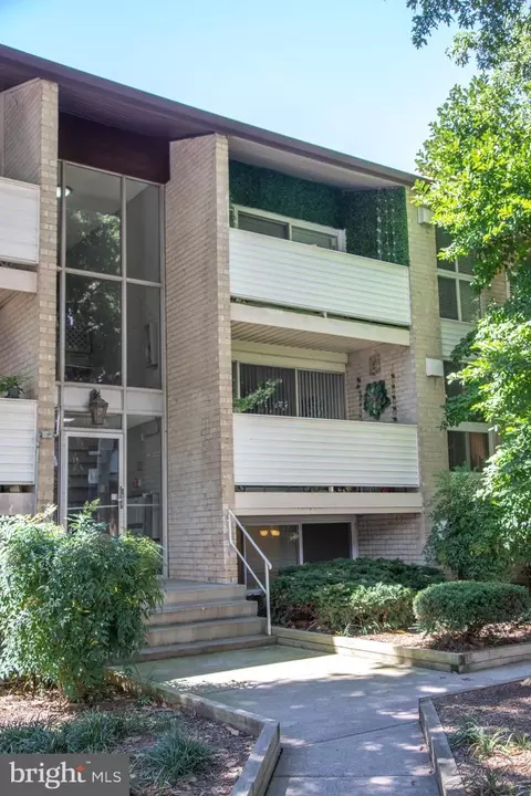 5600 Bismach Dr #4, Alexandria, VA 22312