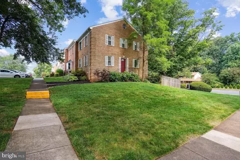 9800 Lakepointe Dr, Burke, VA 22015