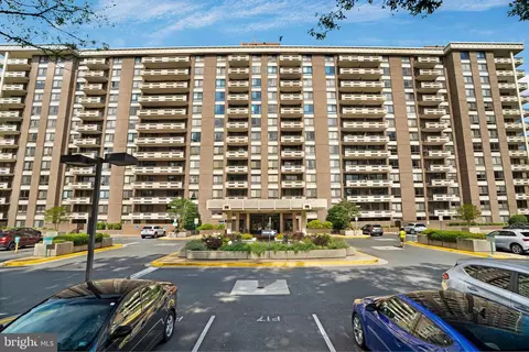 1808 Old Meadow Rd #403, Mclean, VA 22102