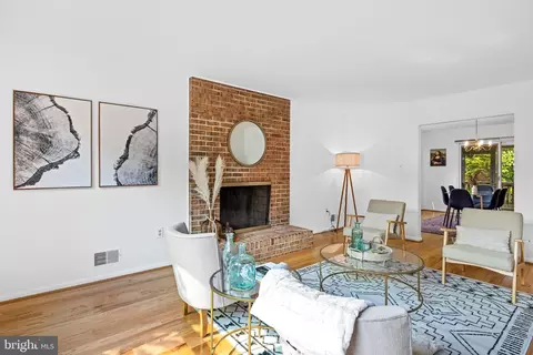 8712 Yardley Dr, Alexandria, VA 22308