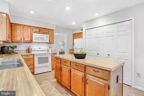 7852 Roundabout Way, Springfield, VA 22153 photo 10