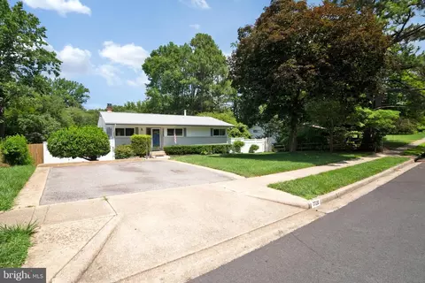 7720 Glenister Dr, Springfield, VA 22152 photo 5