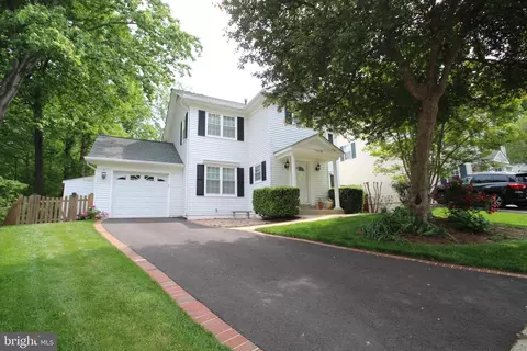 10036 Park Woods Ln, Burke, VA 22015