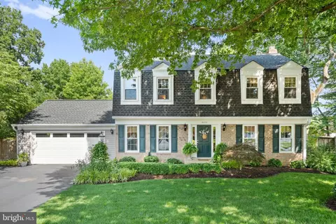 8450 Broken Arrow Ct, Annandale, VA 22003