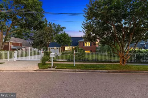 6903 Gilbert St, Springfield, VA 22150 photo 2
