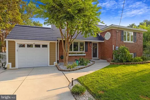 6903 Gilbert St, Springfield, VA 22150
