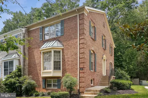 3160 Cantrell Ln, Fairfax, VA 22031