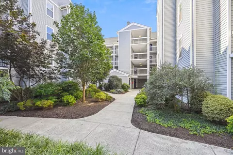 3179 Summit Square Dr #2-B8, Oakton, VA 22124