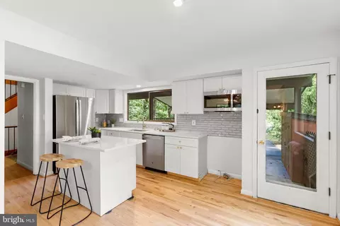2103 Lirio Ct, Reston, VA 20191 photo 4