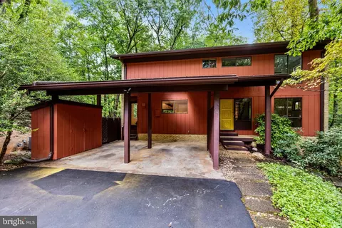 2103 Lirio Ct, Reston, VA 20191