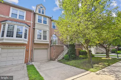 3905 Clares Ct, Fairfax, VA 22033