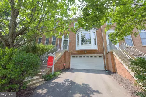 9996 Cyrandall Dr, Oakton, VA 22124