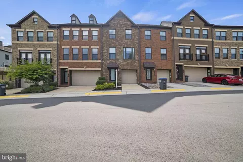 3154 Goldenwave Ct, Fairfax, VA 22031