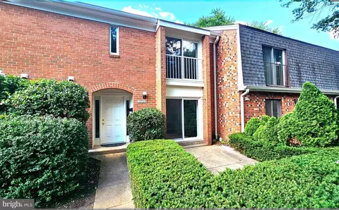 3724 Persimmon Cir, Fairfax, VA 22031