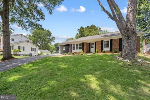 7704 Grovenor Ct, Alexandria, VA 22315